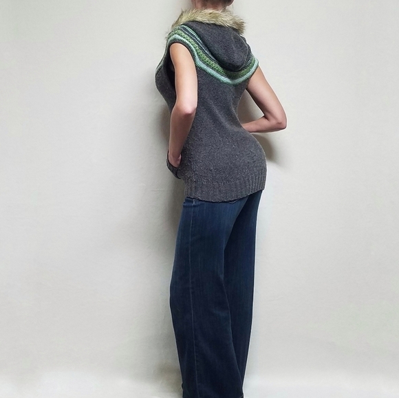 VINTAGE 90s Old Navy Lambswool Blend Knit Fur Trim Hood Cap Sleeve Sweater Vest - Picture 3 of 12